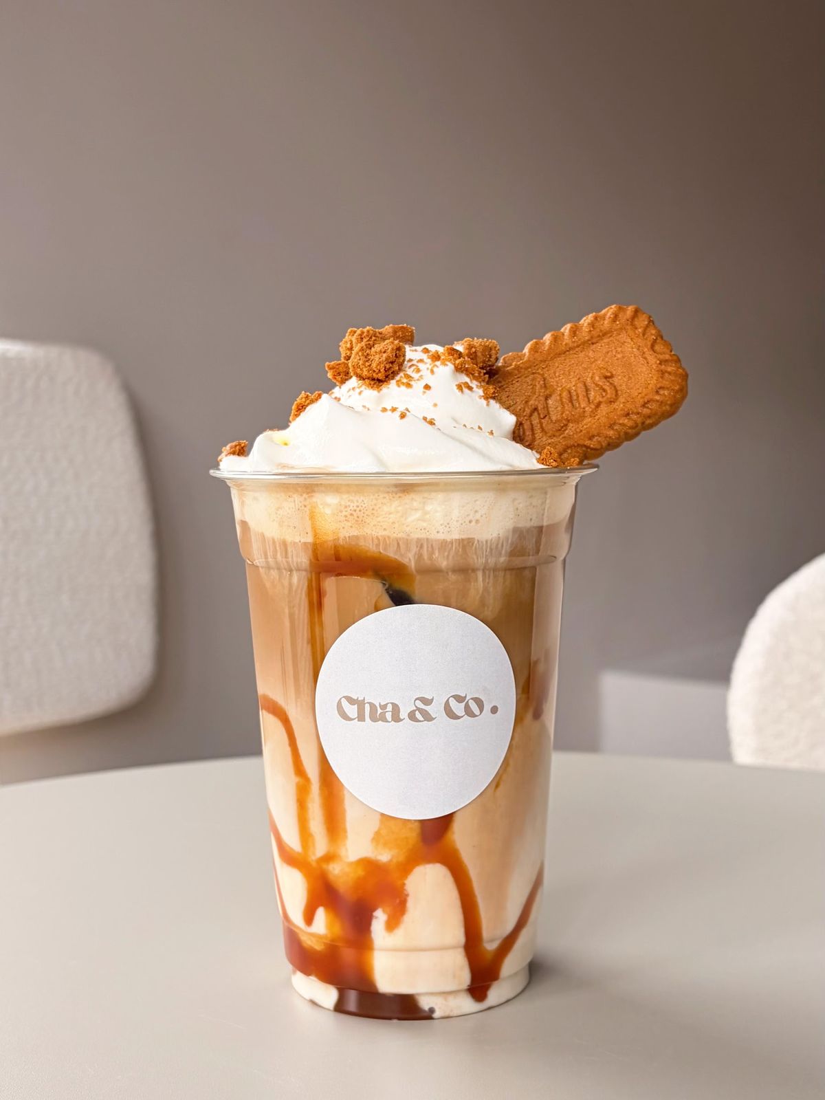 Lotus Biscoff ijskoffie met slagroom, karamel en een Lotus koekje