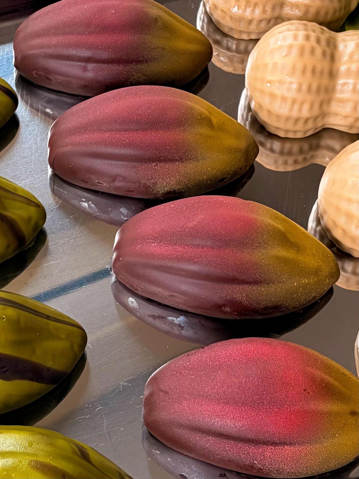 Desserts in de vorm van cacaobonen en pinda's, van dichtbij